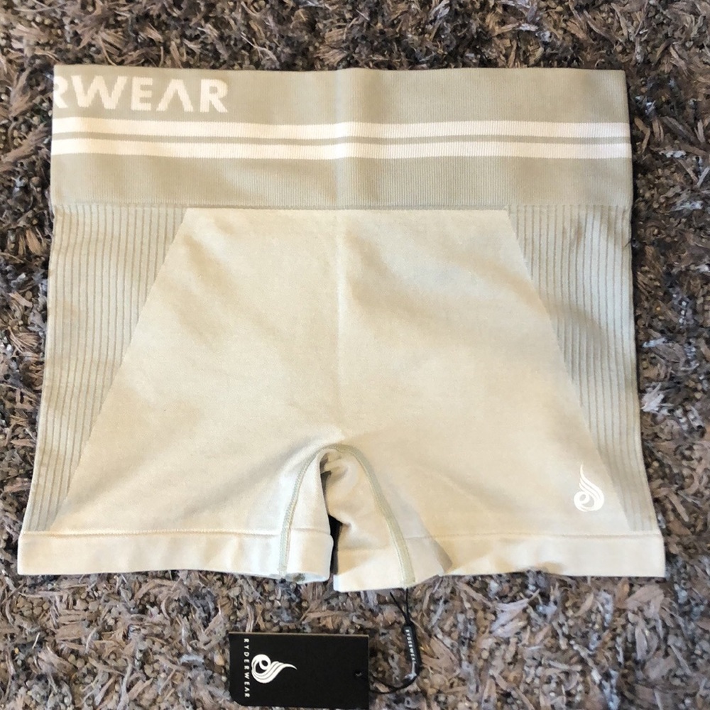 ♦️SOLD♦️Ryderwear seamless shorts Sz. Medium.